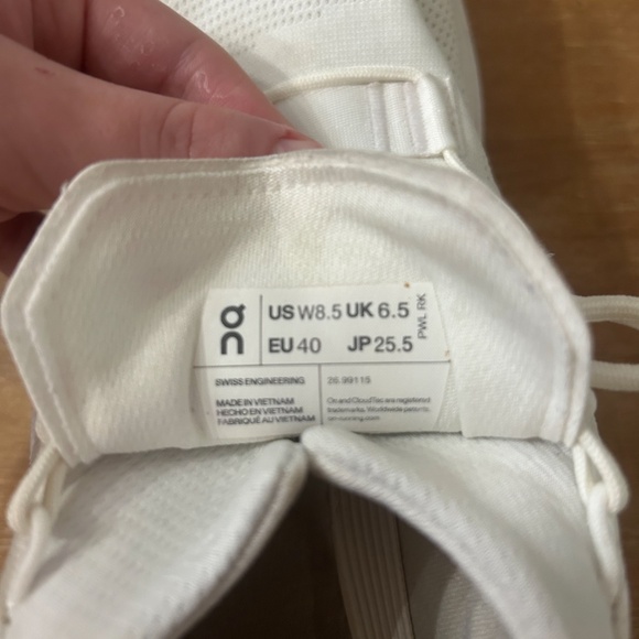 On Cloud Women Sz8.5 - Picture 9 of 10